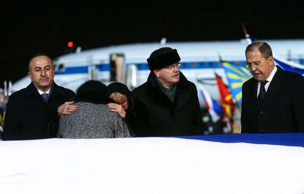 Moscou: arrivée de l’avion avec le corps de l’ambassadeur russe tué à Ankara - Sputnik Afrique