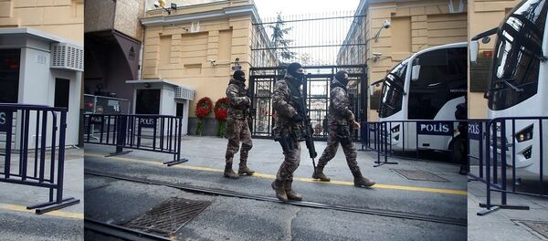 Members of police special forces patrol outisde the Russian Consulate in Istanbul, Turkey, December 20, 2016. - Sputnik Afrique