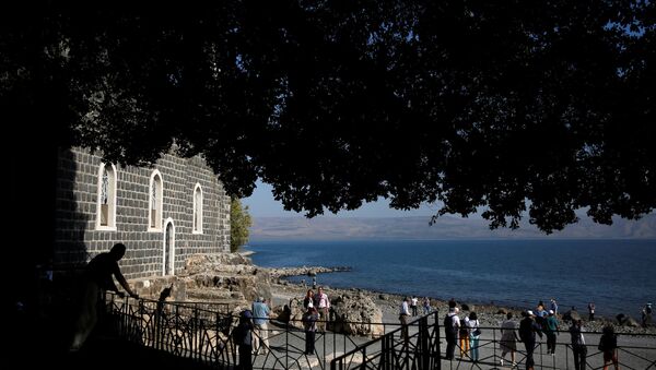 Christian tourists visit Church of the Primacy of St. Peter on the shore of the Sea of Galilee in northern Israel November 8, 2016 - Sputnik Afrique