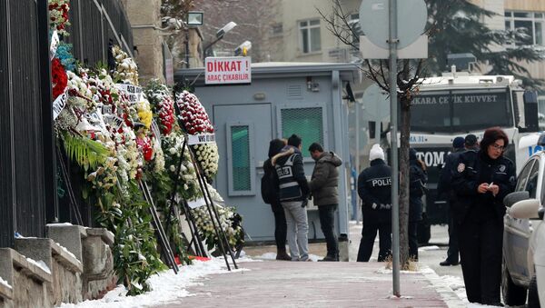 Wreaths are left on the the road leading to the Russian embassy in Ankara on December 21, 2016, two days after Russian ambassador to Turkey was gunned down by a Turkish policeman. - Sputnik Afrique