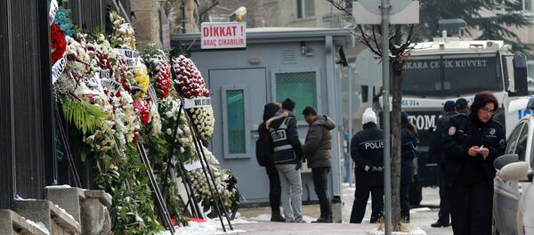 Wreaths are left on the the road leading to the Russian embassy in Ankara on December 21, 2016, two days after Russian ambassador to Turkey was gunned down by a Turkish policeman. - Sputnik Afrique
