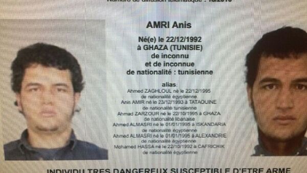 A police record with the title, Urgent Distribution (Top) and Very dangerous individual who could be armed (Bottom) shows suspect Anis Amri who is sought in relation with Monday's truck attack on a Christmas market in Berlin. - Sputnik Afrique