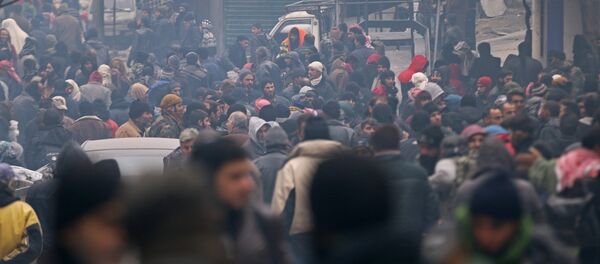 Rebel fighters and civilians wait to be evacuated from a rebel-held sector of eastern Aleppo, Syria December 17, 2016. - Sputnik Afrique