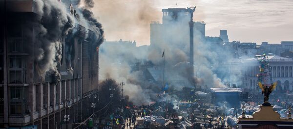 Дым от пожаров и сторонники оппозиции на площади Независимости в Киеве Дым от пожаров и сторонники оппозиции на площади Независимости в Киеве - Sputnik Afrique