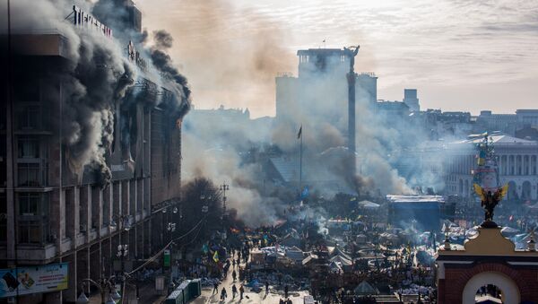 Дым от пожаров и сторонники оппозиции на площади Независимости в Киеве - Sputnik Afrique