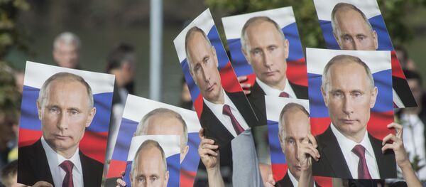 Mieszkańcy Belgradu z portretami Władimira Putina - Sputnik Afrique