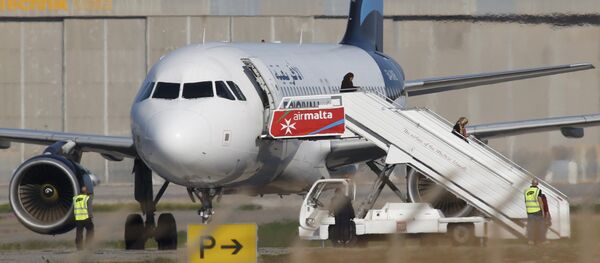 Avion détourné à Malte: les passagers quittent l'appareil - Sputnik Afrique