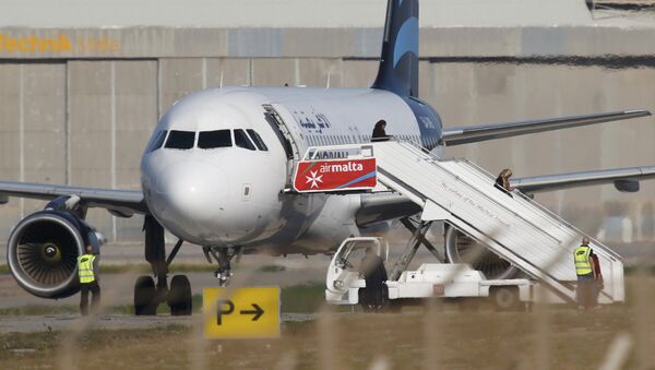Avion détourné à Malte: les passagers quittent l'appareil - Sputnik Afrique
