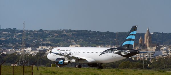 Hijacked Airbus A320 operated by Afriqiyah Airways after it landed at Luqa Airport, in Malta - Sputnik Afrique