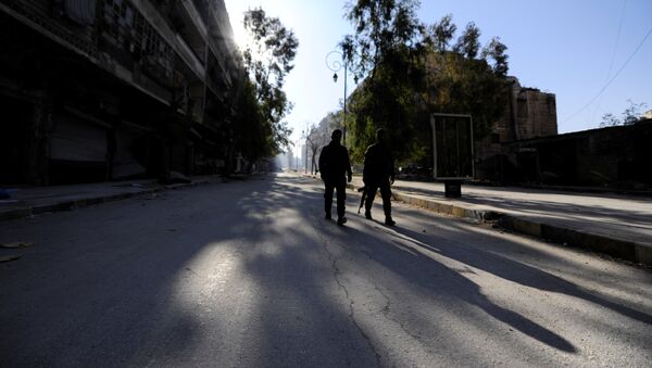 Forces loyal to Syria's President Bashar al-Assad walk along a street in a government held area of Aleppo, Syria - Sputnik Afrique