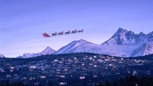 Santa in sleigh & reindeer fly over houses - Sputnik Afrique