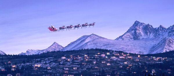 Santa in sleigh & reindeer fly over houses - Sputnik Afrique