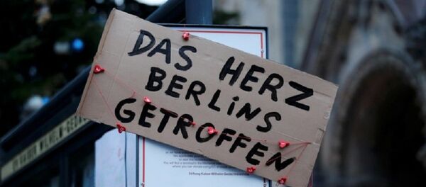 Ein Schild an der Gedächtniskirche „Berlin ist im Herzen getroffen“ - Sputnik Afrique