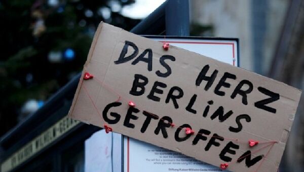 Ein Schild an der Gedächtniskirche „Berlin ist im Herzen getroffen“ - Sputnik Afrique