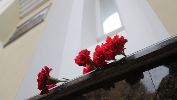 Цветы в память о погибших в крушении самолета Ту-154 Минобороны РФ у здания ансамбля им. А.В. Александрова - Sputnik Afrique