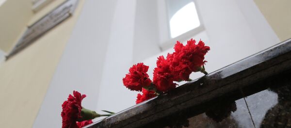 Цветы в память о погибших в крушении самолета Ту-154 Минобороны РФ у здания ансамбля им. А.В. Александрова - Sputnik Afrique