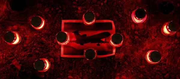 Candles in memory of passengers and crew members of Russian military Tu-154 plane, which crashed into the Black Sea on its way to Syria on Sunday, are pictured next to a picture of a plane at an embankment in the resort city of Sochi, Russia Candles in memory of passengers and crew members of Russian military Tu-154 plane, which crashed into the Black Sea on its way to Syria on Sunday, are pictured next to a picture of a plane at an embankment in the resort city of Sochi, Russia - Sputnik Afrique