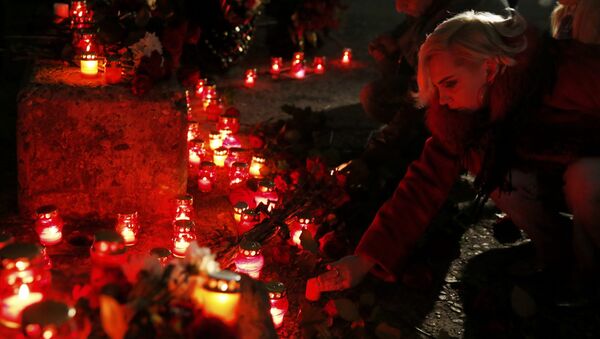 People place candles to honour passengers and crew members of Russian military Tu-154 plane crashed into the Black Sea on its way to Syria on Sunday in the resort city of Sochi, Russia - Sputnik Afrique