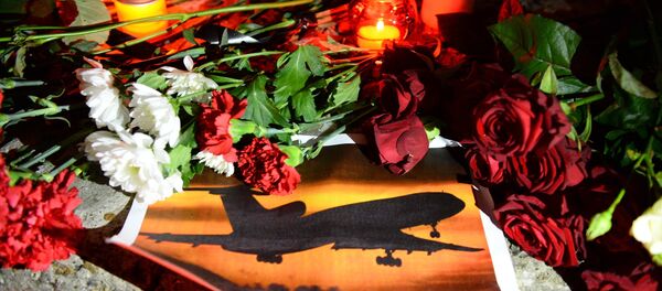 Le premier avion avec les corps des victimes du crash du Tu-154 arrive à Moscou - Sputnik Afrique