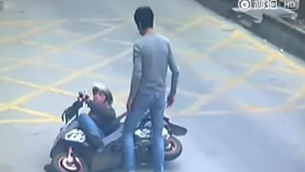 Kung Fu Truck Driver gets Revenge on Phone Thief, China - Sputnik Afrique