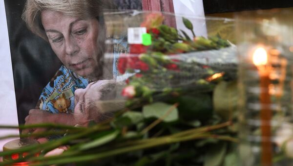 Цветы у офиса МОО Справедливая помощь в память о Елизавете Глинке, погибшей в авиакатастрофе Ту-154 - Sputnik Afrique