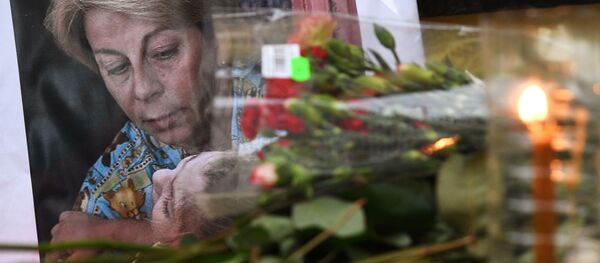 Цветы у офиса МОО Справедливая помощь в память о Елизавете Глинке, погибшей в авиакатастрофе Ту-154 - Sputnik Afrique