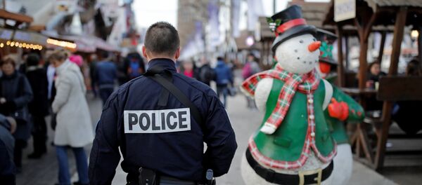 A French police officer patrols a Christmas market as emergency security measures continue on the Champs Elysees Avenue in Paris, France, December 20, 2016. - Sputnik Afrique