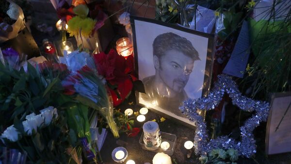 Candlelit tributes are seen outside the house of singer George Michael, where he died on Christmas Day, in Goring, southern England, Britain December 26, 2016. - Sputnik Afrique