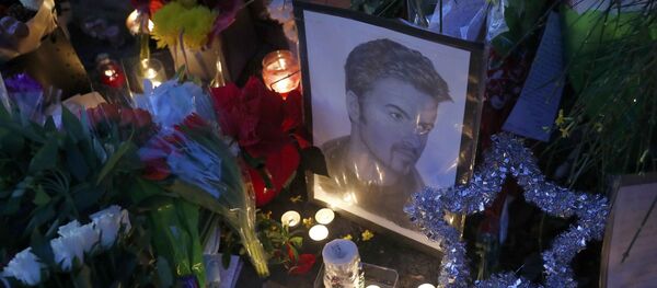 Candlelit tributes are seen outside the house of singer George Michael, where he died on Christmas Day, in Goring, southern England, Britain December 26, 2016. - Sputnik Afrique