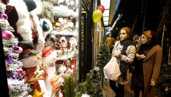 Iranian women shop for Christmas decoration at a shop in the capital Tehran on December 24, 2016, on Christmas eve. - Sputnik Afrique
