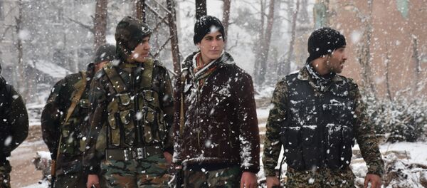 Syrian pro-government forces walk as snow falls in Aleppo on December 21, 2016. - Sputnik Afrique