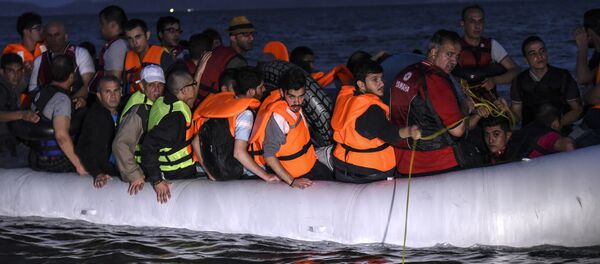 Migrants board an inflatable boat to reach the Greek island of Kos, early on August 19, 2015, near the shore of Bodrum, southwest Turkey. - Sputnik Afrique