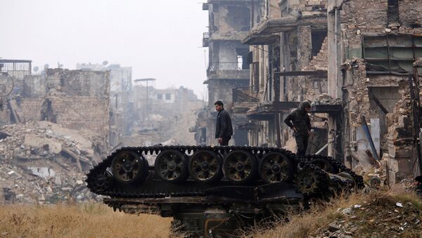 Forces loyal to Syria's President Bashar al-Assad stand atop a damaged tank near Umayyad mosque, in the government-controlled area of Aleppo, during a media tour, Syria - Sputnik Afrique