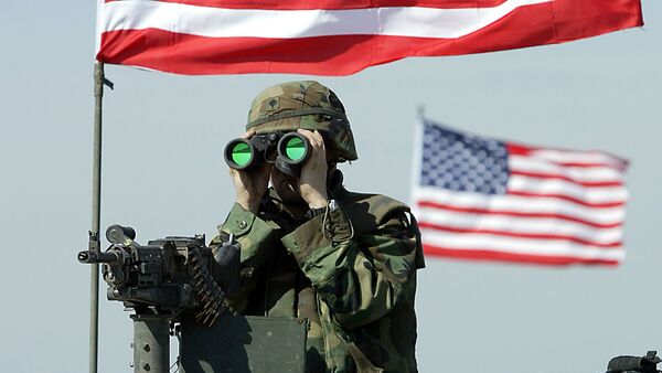 A US soldier peers through binoculars - Sputnik Afrique