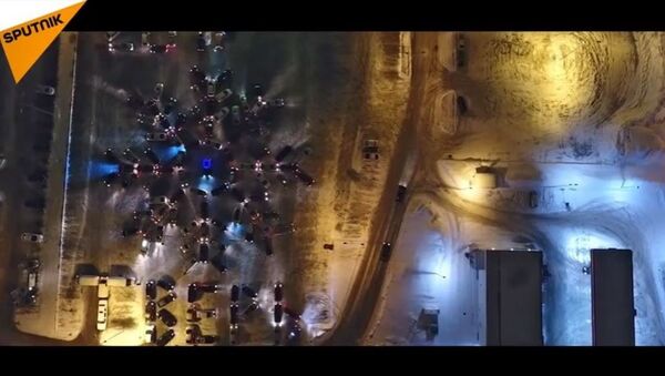 Flashmob de l'hiver: 130 voitures forment un flocon de neige géant - Sputnik Afrique