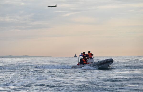 Le travail des plongeurs sur le site du crash de l’avion Tu-154 - Sputnik Afrique