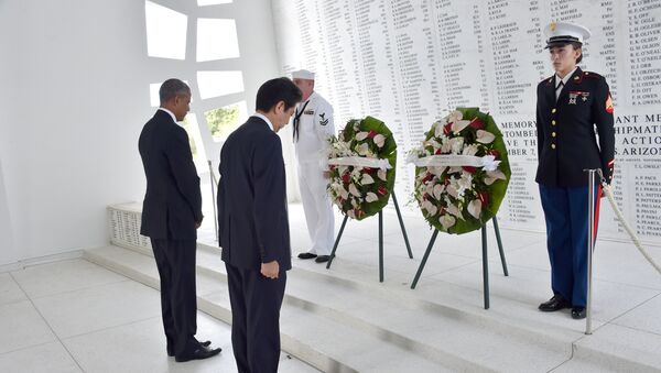 Barack Obama (à gauche) et Shinzo Abe à Pearl Harbor - Sputnik Afrique