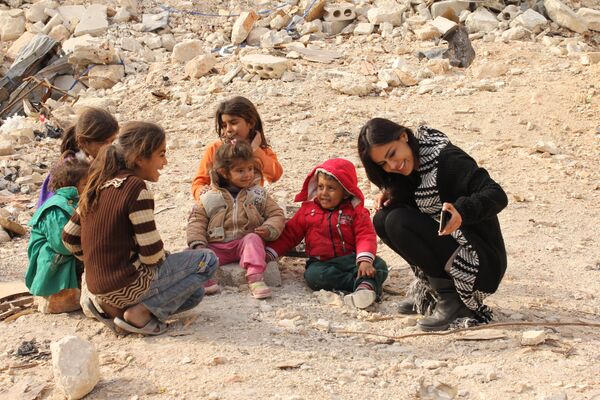Carla Ortiz avec des enfants en Syrie Carla Ortiz avec des enfants en Syrie - Sputnik Afrique