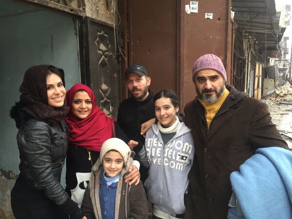 Carla Ortiz avec des Syriens Carla Ortiz avec des Syriens - Sputnik Afrique