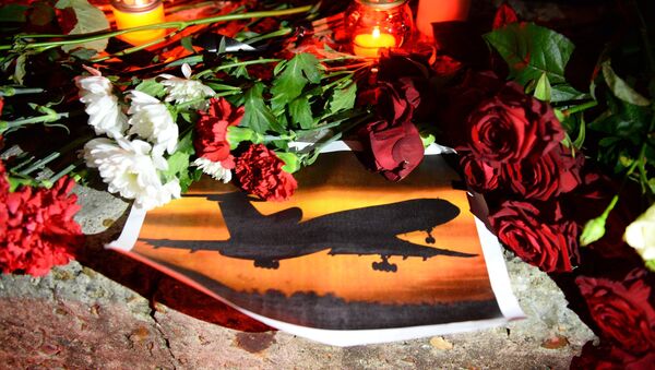 Fleurs et bougies en mémoire des victimes du crash du Tu-154 - Sputnik Afrique