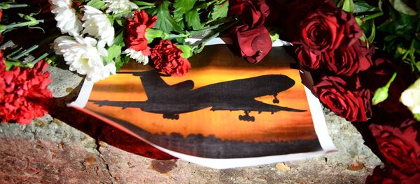 Fleurs et bougies en mémoire des victimes du crash du Tu-154 - Sputnik Afrique