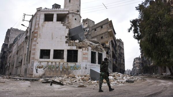 A Syrians soldier walks past destroyed buildings in the former rebel-held Sukkari district in the northern city of Aleppo on December 23, 2016 after Syrian government forces retook control of the whole embattled city. - Sputnik Afrique