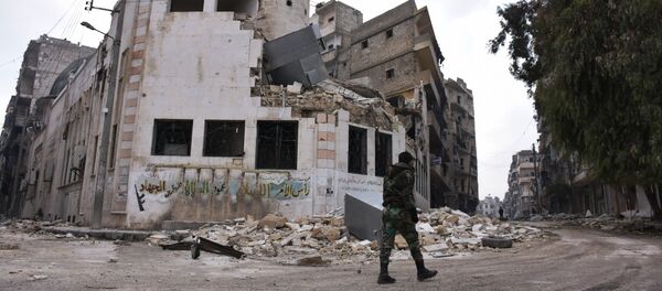 A Syrians soldier walks past destroyed buildings in the former rebel-held Sukkari district in the northern city of Aleppo on December 23, 2016 after Syrian government forces retook control of the whole embattled city. - Sputnik Afrique