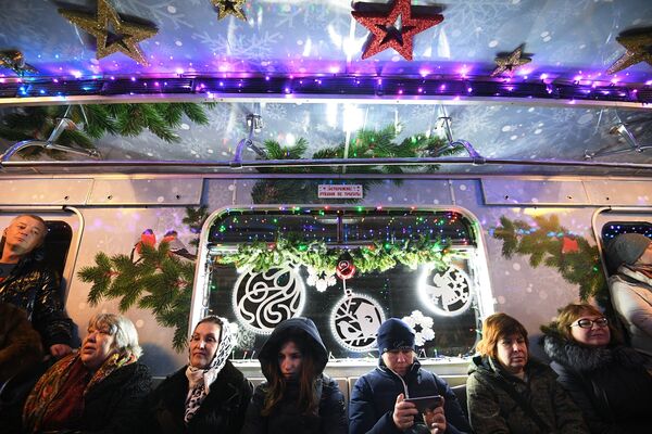 Un train de Noël débarque dans le métro de Moscou - Sputnik Afrique