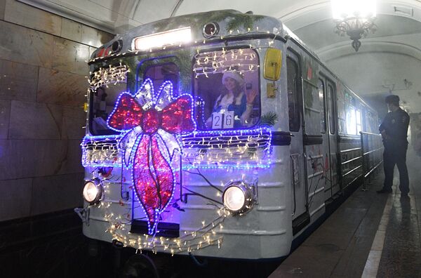 Un train de Noël débarque dans le métro de Moscou - Sputnik Afrique