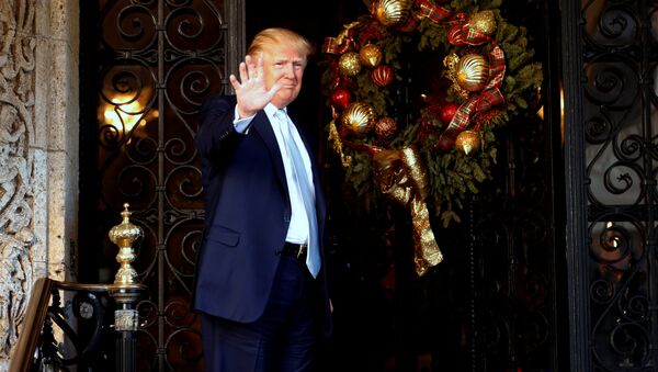 U.S. President-elect Donald Trump waves to reporters after meeting with Carlyle Group founder and CEO David Rubenstein at the Mar-a-lago Club in Palm Beach, Florida, U.S. December 28, 2016. - Sputnik Afrique