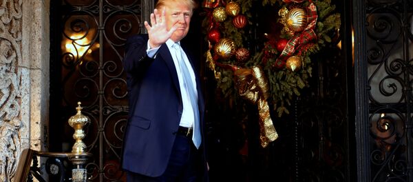 U.S. President-elect Donald Trump waves to reporters after meeting with Carlyle Group founder and CEO David Rubenstein at the Mar-a-lago Club in Palm Beach, Florida, U.S. December 28, 2016. - Sputnik Afrique