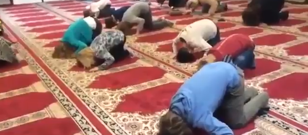 Pays-Bas: ils emmènent leurs enfants à l’école, ils les retrouvent à la mosquée - Sputnik Afrique