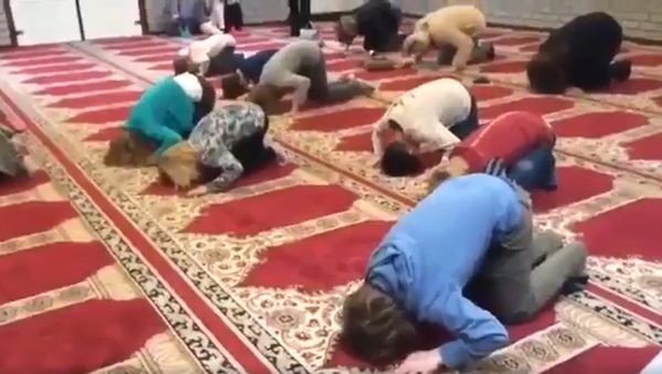 Pays-Bas: ils emmènent leurs enfants à l’école, ils les retrouvent à la mosquée - Sputnik Afrique