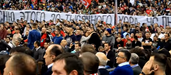 Les fans de club de basket Etoile rouge de Belgrade chantent en mémoire des musiciens russes victime d'un crash d'avion - Sputnik Afrique